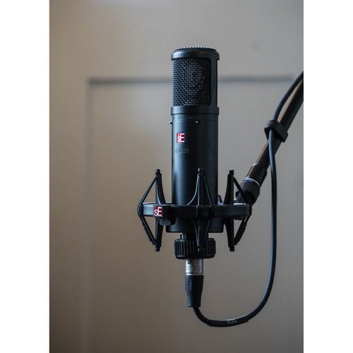 sE Electronics sE2200 Large-Diaphragm Cardioid Condenser Microphone with Isolation Pack (Black)